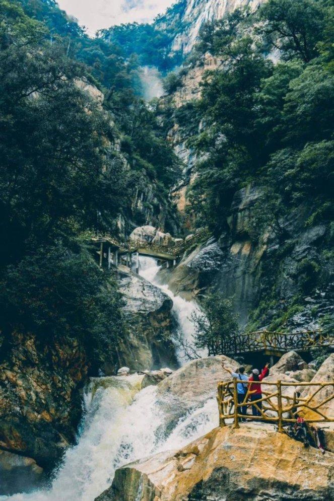 吓到腿软！住户从32楼窗户翻出擦玻璃